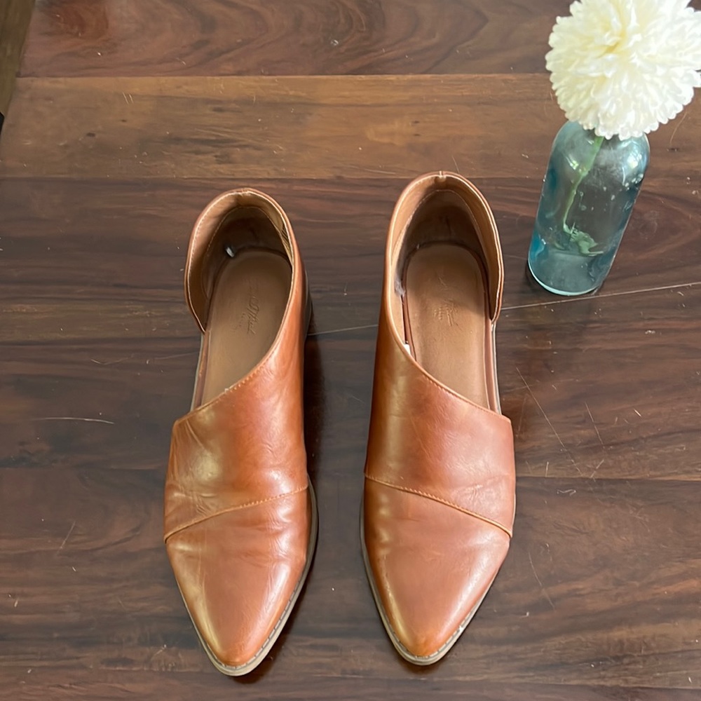 Barely worn universal thread brown shoes.